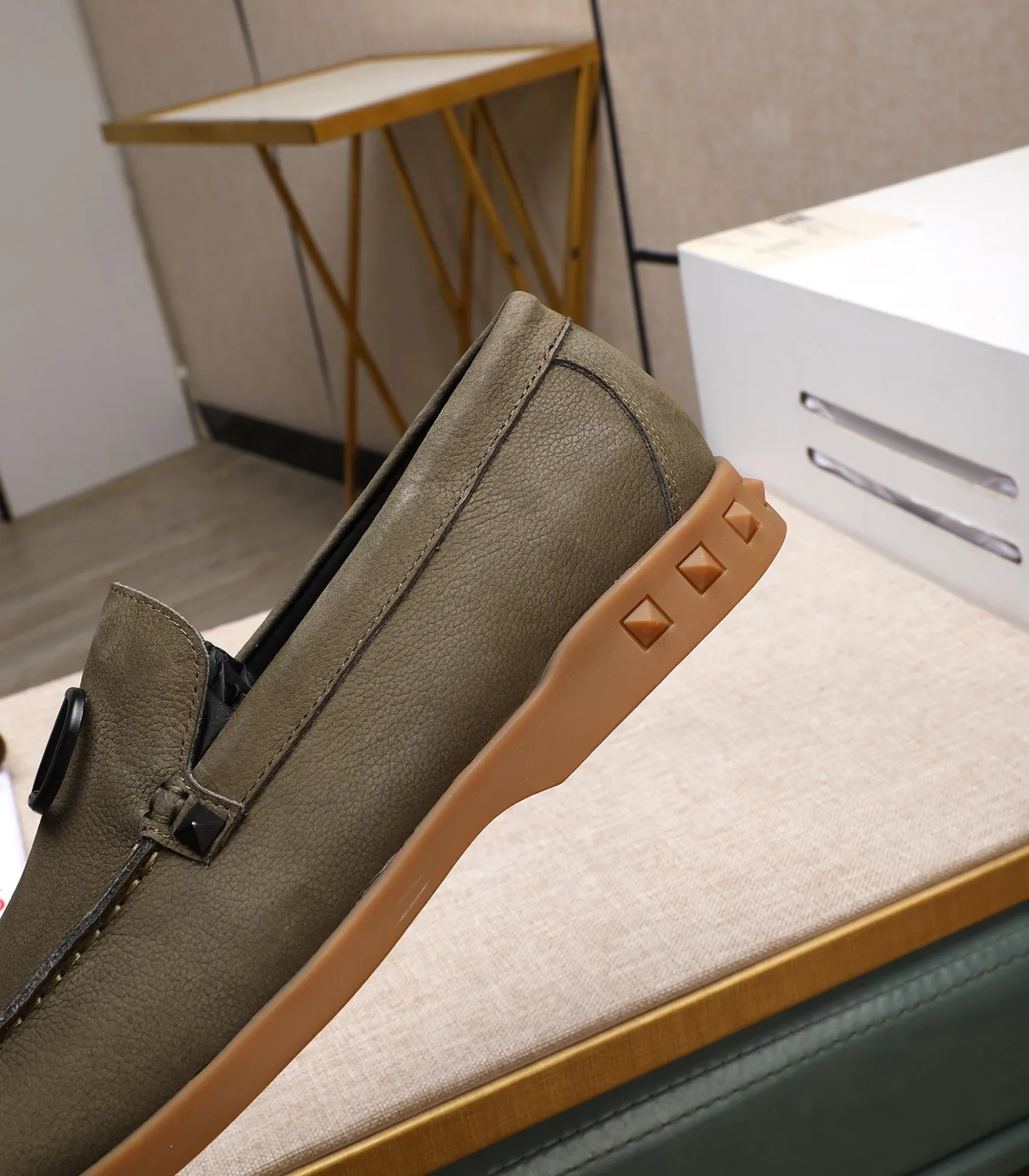 Men's shoes 💰520 [Valentino-Valentino] High-quality boutique men's shoes. The same style as the celebrities, original and authentic.✅ Made of imported cowhide + original apricot cowhide lining. The French luxury model is priced at 14,080 Swiss francs. It is also a Paris Fashion Week catwalk model. A brand can be deeply rooted in your heart, and a pair of shoes can make you linger. What you wear is not only noble, but also an aura. 👻Standard 38-45